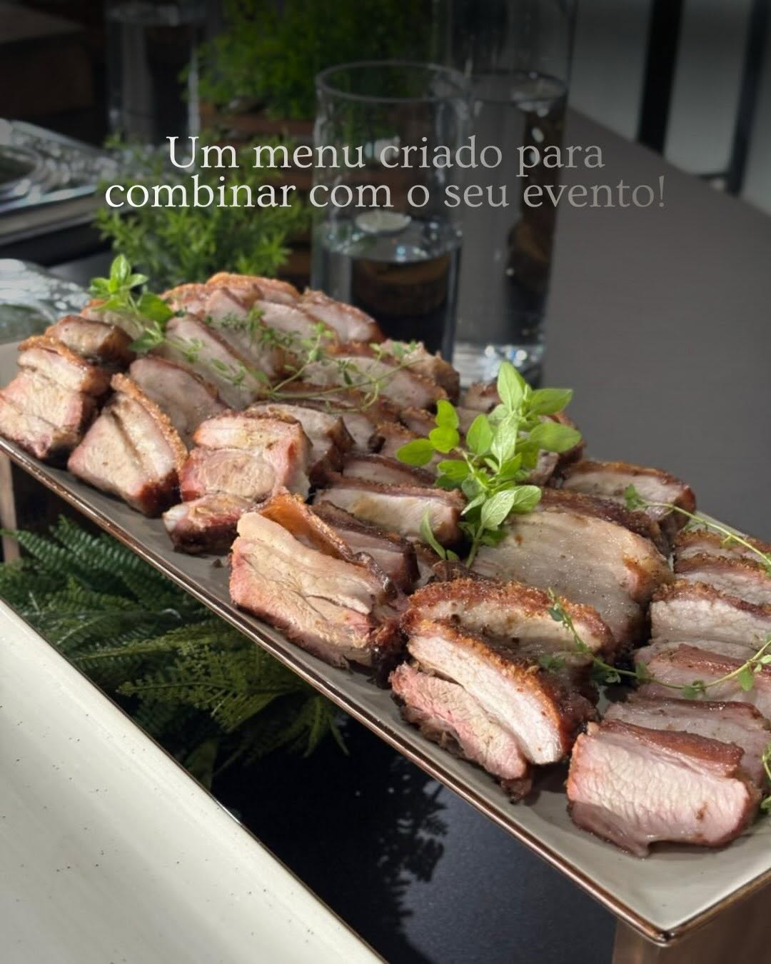 Prato de carne do buffet