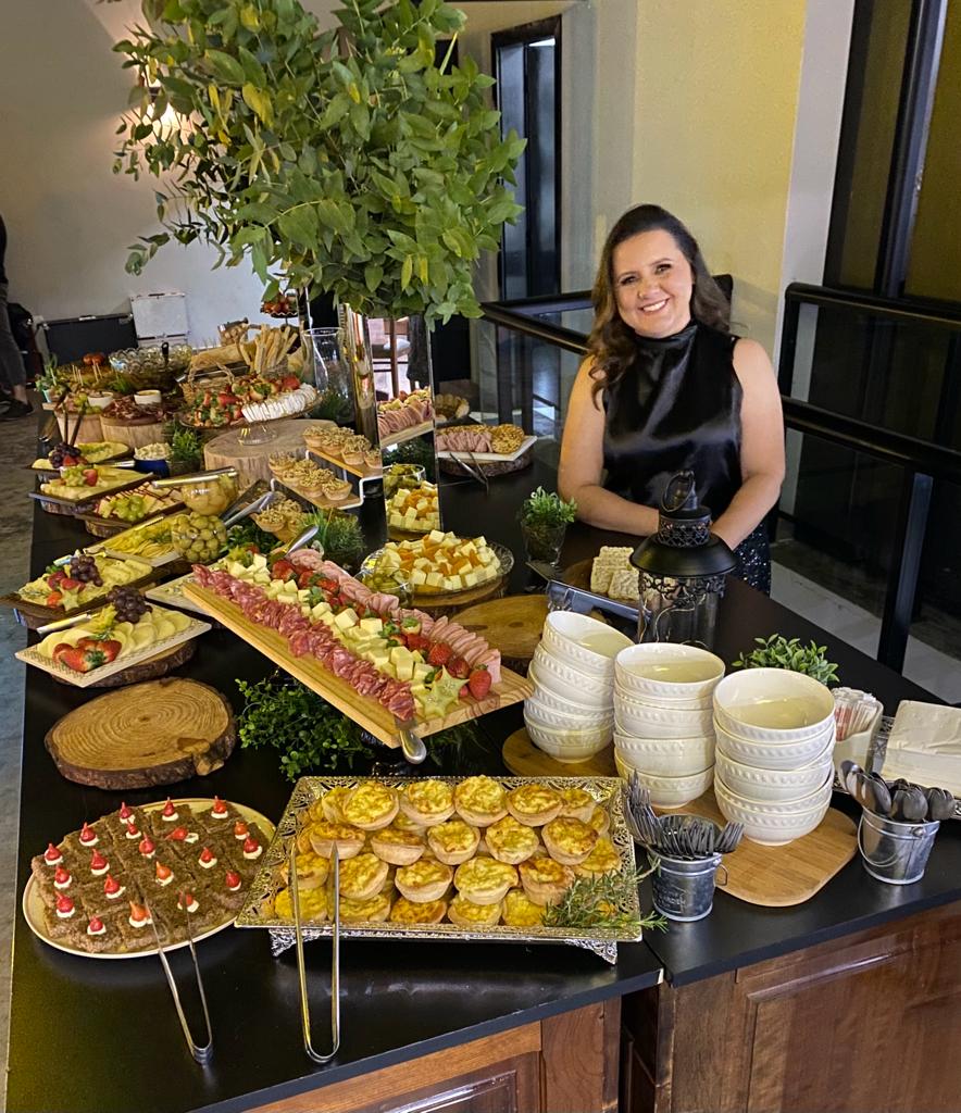 Preparação do buffet antes do evento na Chácara Latitud